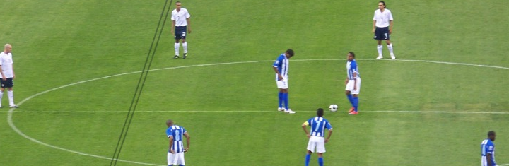 Bola de futebol no centro do campo no início do jogo