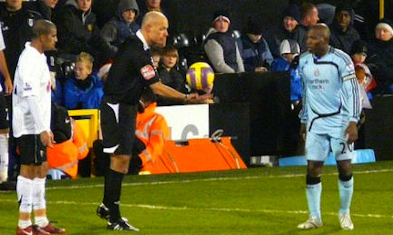 Bola Do Futebol Ou De Futebol No Lance Inicial De Um Jogo Foto de