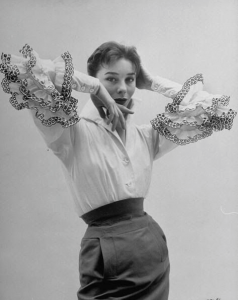 atriz Audrey Hepburn con a camisa Bettina