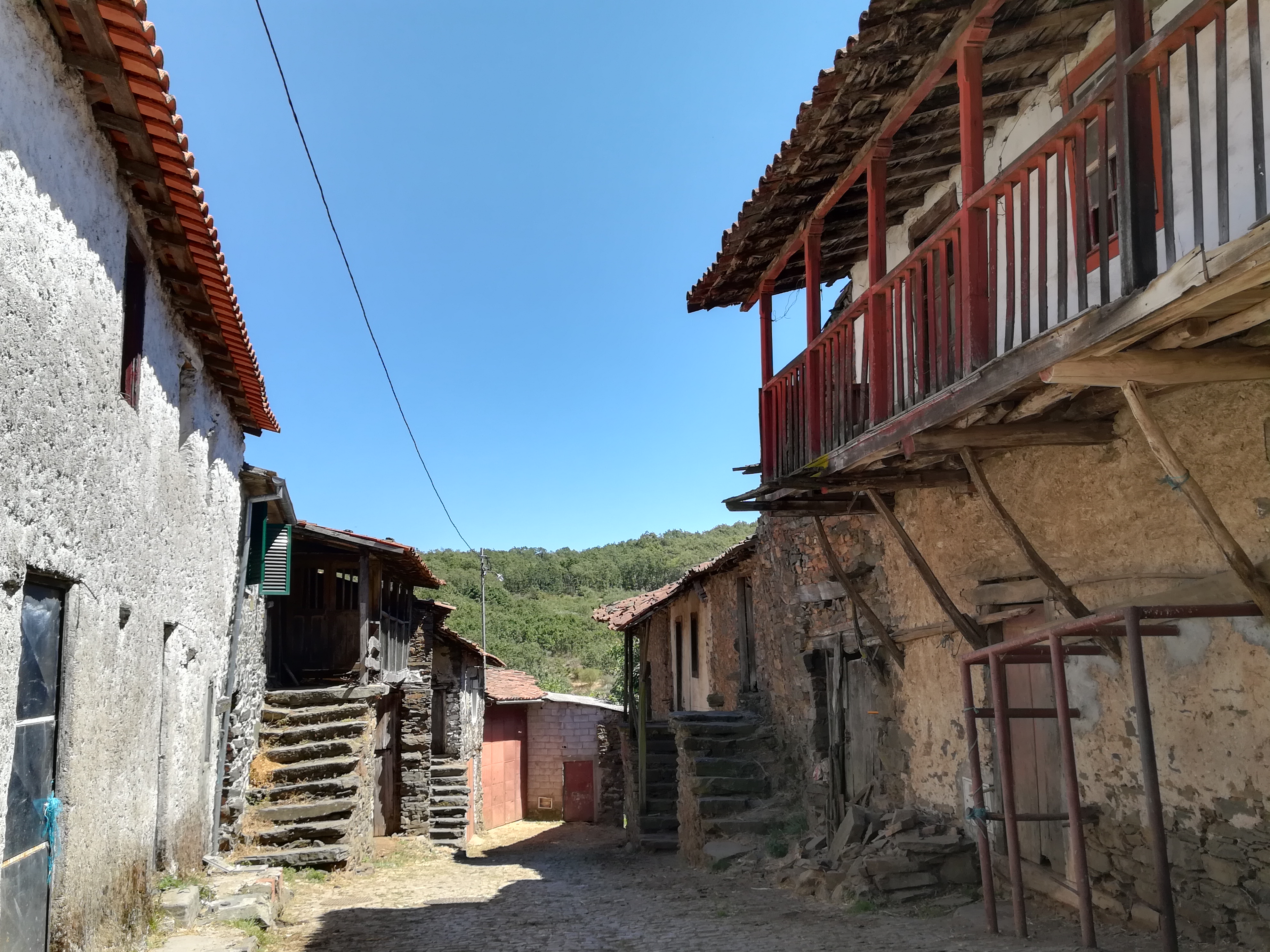 Interior da aldeia de Fontes Barrosas