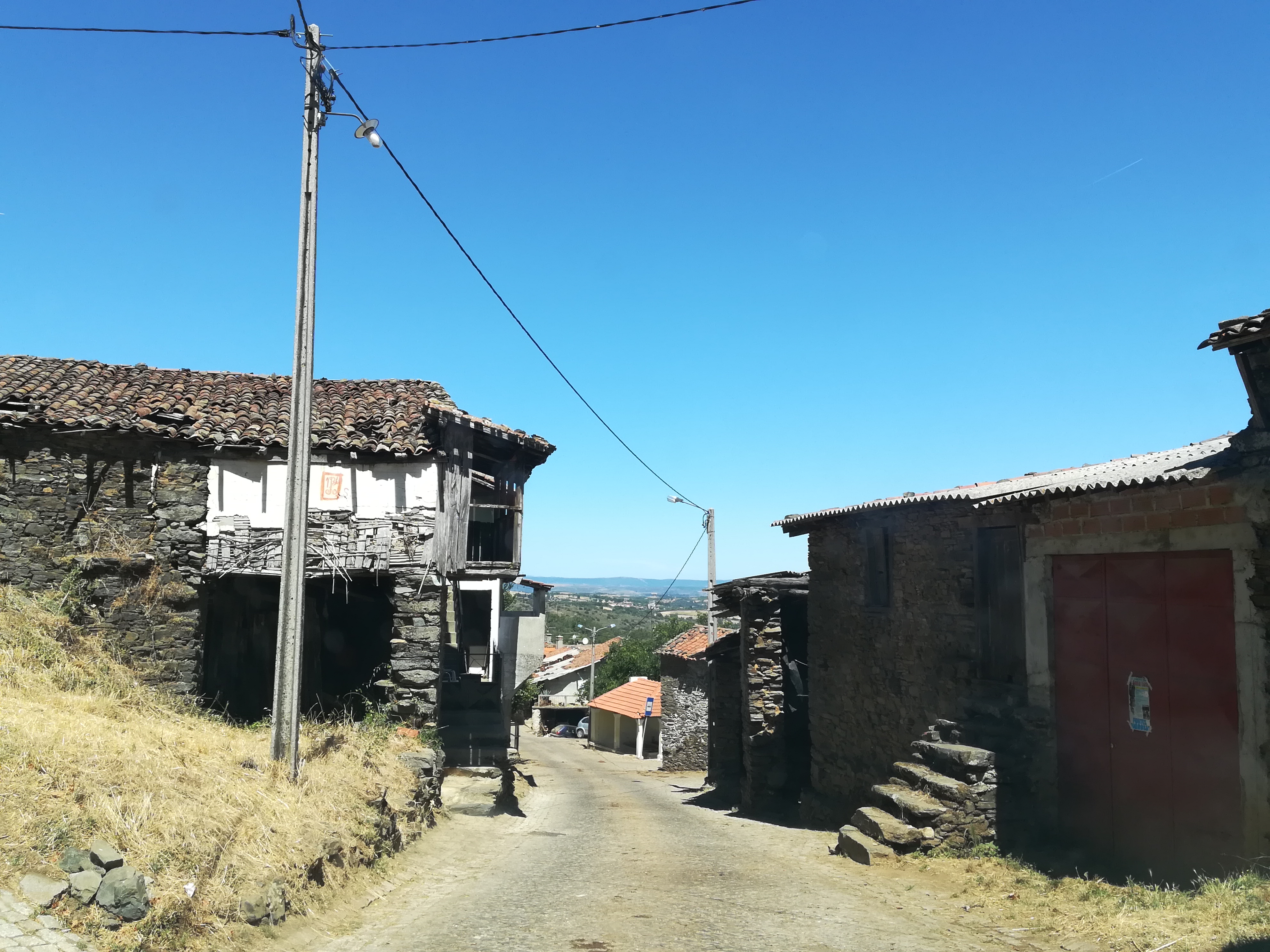 Interior da aldeia de Fontes Barrosas