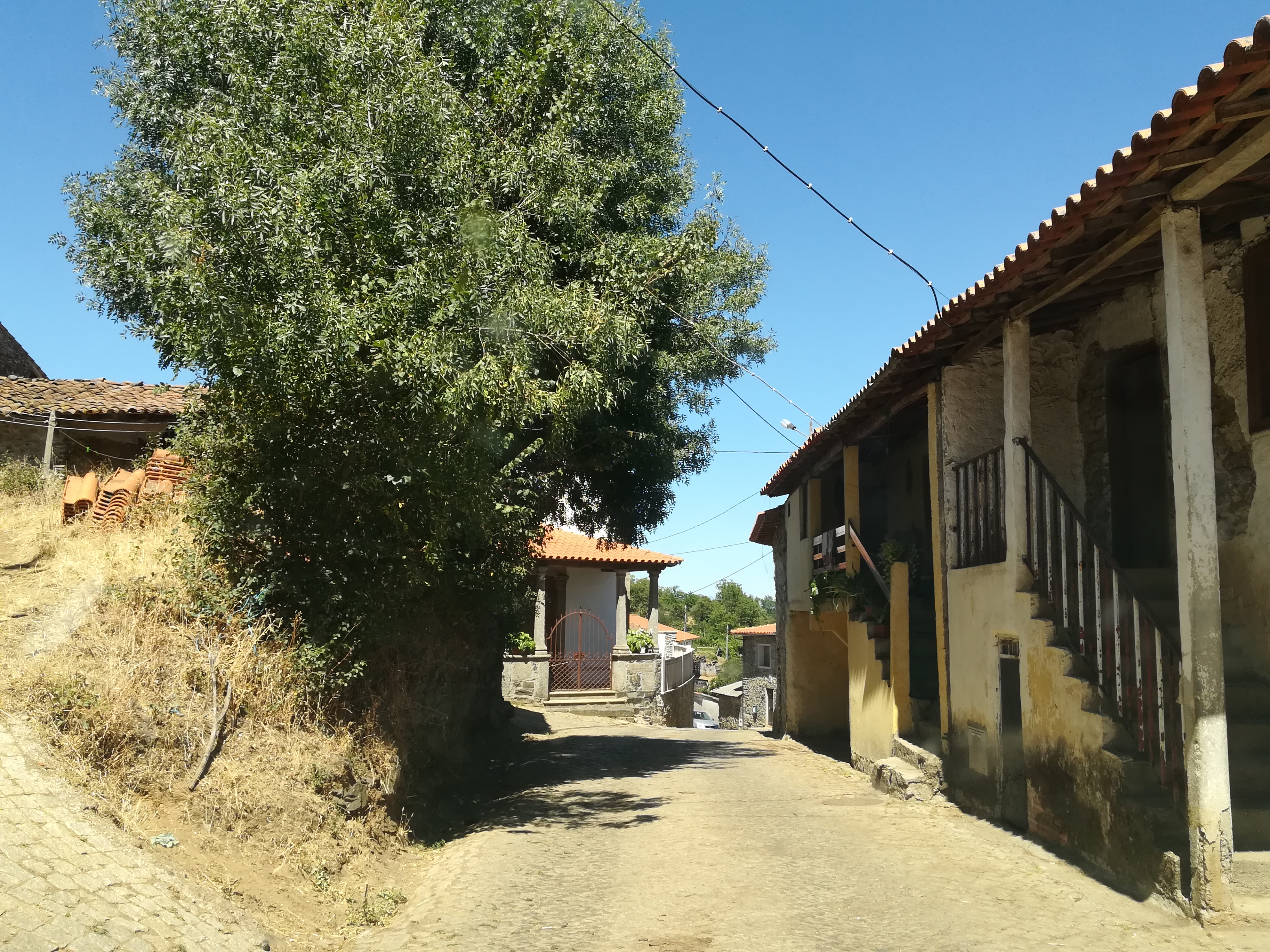 Interior da aldeia de Fontes Barrosas