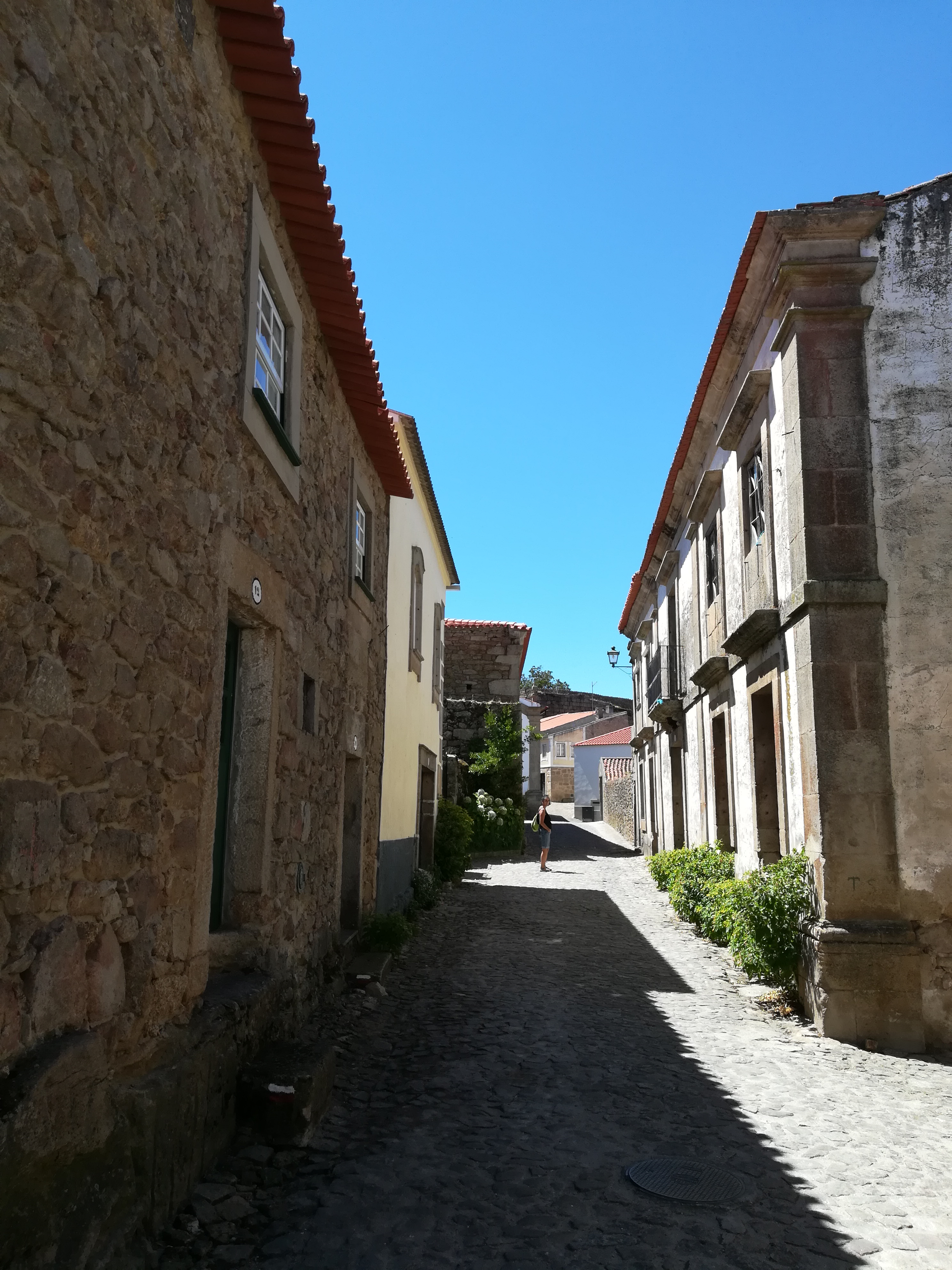 Rua típica de Castelo Mendo