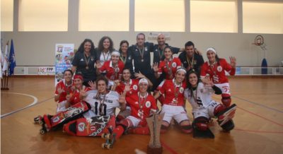 Equipa do Sport Lisboa e Benfica após ter ganho a Supertaça Feminina de Hóquei em Patins em 2017