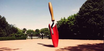 Instalação localizada à entrada do Parque de Serralves Claes Oldenburg & Coosje van Bruggen Plantoir [Colher de jardineiro], 2001 Aço inoxidável, alumínio, fibra de vidro, esmalte acrílico 729 x 135 x 145 cm