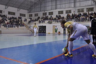 Exemplo de lançamento lateral no futsal