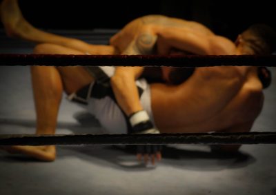 O catch wrestling define-se como um estilo agressivo de luta que utiliza o wrestling em combinação com joint locks e estrangulamentos