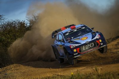 Carro de WRC em acção durante uma especial