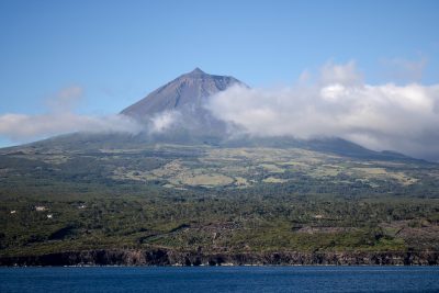 A escalada da serra é uma das atividades mais populares para quem visita a ilha do Pico