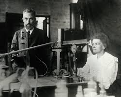 Marie Curie com o marido Pierre Curie no laboratório