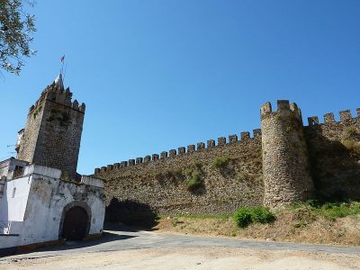 800px-Castelo_de_Montemor-o-Novo_(P1010700)