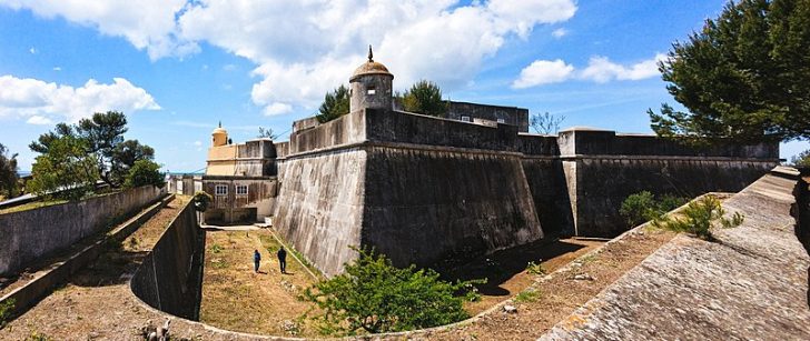 800px-Forte_de_Santo_António_da_Barra,_fosso._05-18