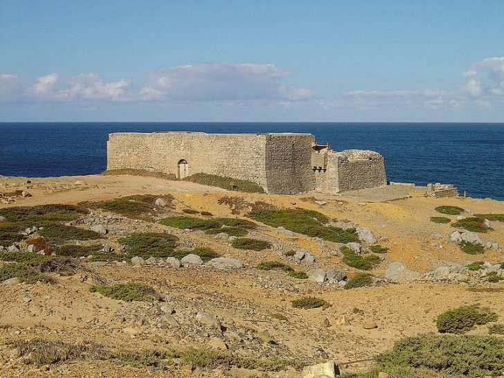 800px-Forte_do_Guincho_(_Portugal_)